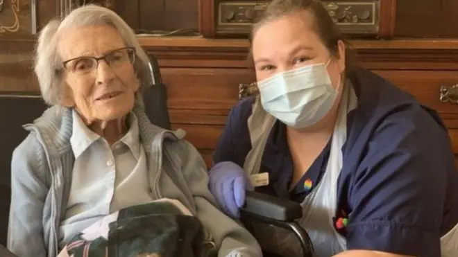 106-річна британка Конні Тітчен перемогла коронавірус і сьогодні її виписали з лікарні