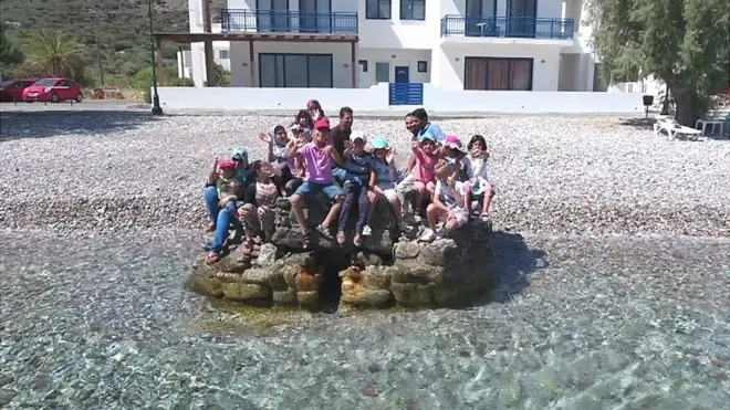 Una pequeña isla griega le está dando un ejemplo al mundo al recibir a 50 refugiados a quienes está tratando de integrar a su sociedad.