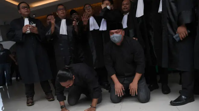 Terdakwa "unlawful killing" anggota Laskar FPI Briptu Fikri Ramadhan (kiri) dan Ipda M Yusmin Ohorella (kanan) melakukan sujud syukur seusai divonis bebas sidang putusan yang digelar secara virtual di Jakarta, Jumat (18/3/2022)