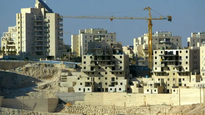 أثار مشروع القانون الكثير من الإدانات الدولية وتسبب بتوتر العلاقات داخل ائتلاف اليمين الذي يترأسه نتنياهو