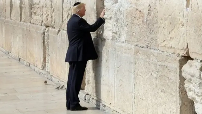 دونالد ترامب هو أول رئيس أمريكي يزور "الحائط الغربي" وهو في الحكم