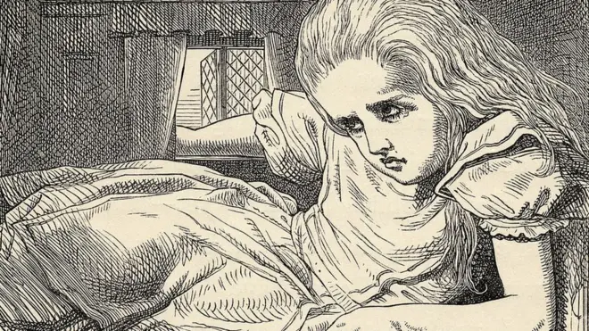 El personaje de ficción de Lewis Carroll se encoge después de beber una poción y crece después de comer pastel.