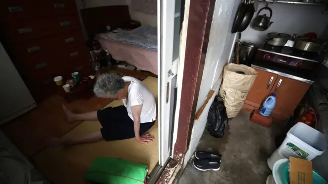 신종 코로나바이러스 감염증(코로나19) 사태 속에 올해 첫 폭염주의보가 발효된 9일 서울 용산구 후암동 쪽방촌에 거주하는 한 노인이 휴식을 취하고 있다