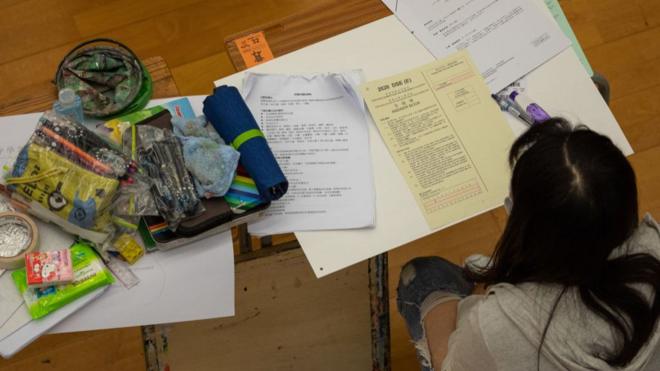 4月29日，香港學生等待中學文憑（DSE）考試。