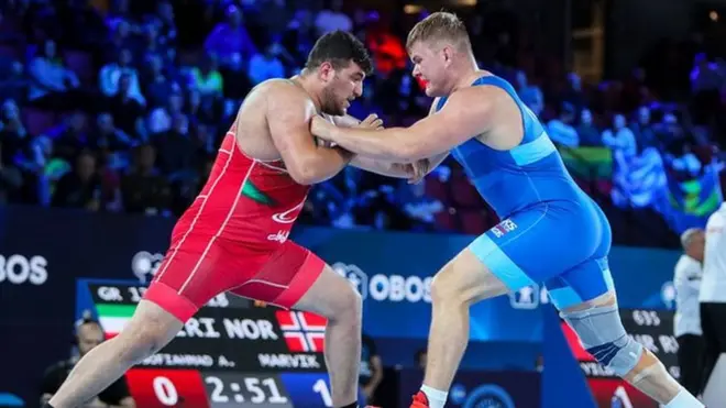 علی‌اکبر یوسفی (چپ) نخستین فرنگی‌کار ایرانی است که موفق شده در وزن ۱۳۰ کیلوگرم به قهرمانی جهان دست پیدا کند