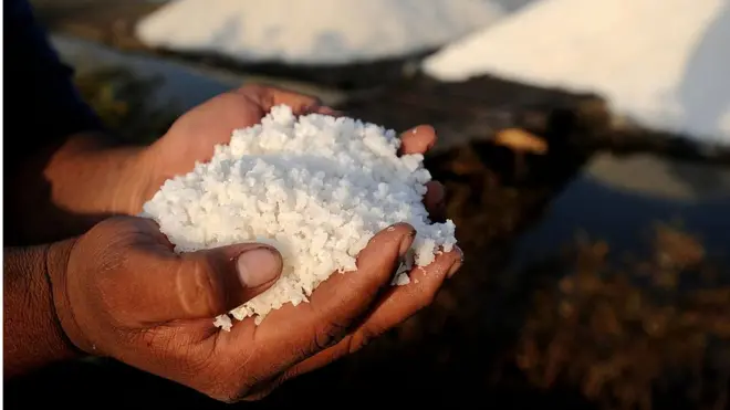 Seorang petambak sedang memanen garam di Sidoarjo, Jawa Timur, pada 2015 lalu.