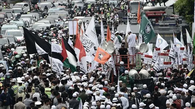 Bendera Palestina dalam di depan Pengadilan Jakarta Utara dalam persidangan Basuki Tjahaja Purnama atas dugaan penistaan agama.