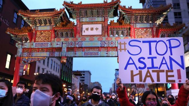 上百人在首都華盛頓的唐人街遊行，為亞特蘭大槍擊案中的8名逝者默哀。