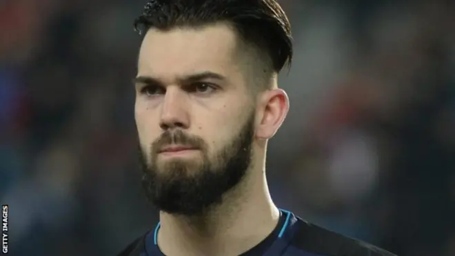 جمہوریہ چیک کے فٹبال کلب سپارٹا پراگ کے دو کھلاڑیوں کو ایک خاتون میچ آفیشل کے بارے میں صنفی امتیاز پر مبنی بیان دینے پر کلب کی خواتین کی ٹیم کے ہمراہ تربیت کرنے کو کہا گیا ہے۔