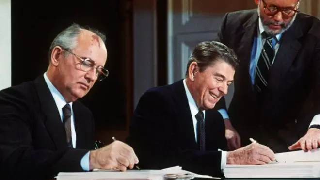 Vào năm 1987, ông Gorbachex và Tổng thống Mỹ lúc đó là Reagan đã ký một hiệp ước giải trừ vũ khí hạt nhân.