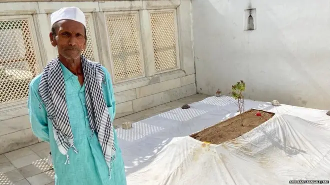 औरंगजेबाच्या कबरीची देखभाल करणारी शेख शुकूर यांची ही पाचवी पीढी आहे.