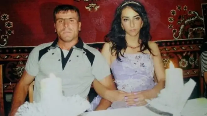 Bazar günü Qəbələnin Kürd kənd sakini, 25 yaşlı Səbinə Verdiyeva həyat yoldaşı 31 yaşlı Xəyal Verdiyev tərəfindən "ailə münaqişəsi zəminində aralarında baş verən dava zamanı əli ilə boğaraq öldürülüb, media xəbər verir.