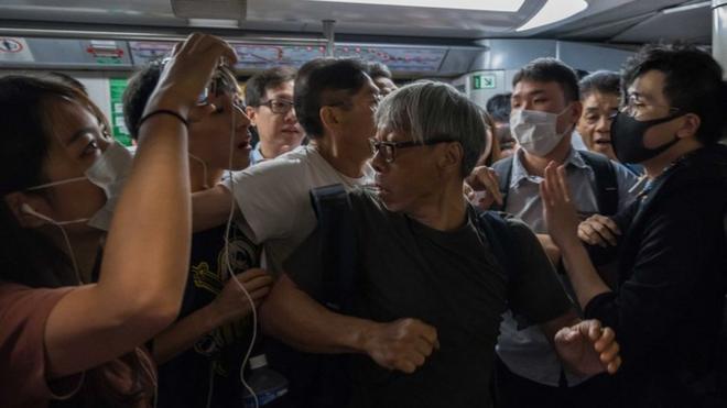 一些乘客与示威者发生争执，批评对方阻碍其他人上班。