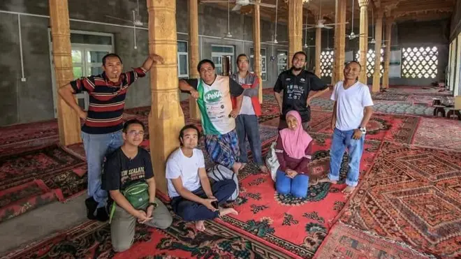 Perjalanan turis Malaysia ke Xinjiang dan mencari masjid untuk salat.