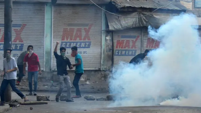 ඉන්දීය කාශ්මීරයේ ගැටුම්වලින් තවත් තිදෙනක් මරුට