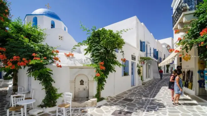 Các hòn đảo nghỉ mát được ưa thích, gồm cả đảo Paros, bị tràn ngập bởi việc cho thuê ngắn hạn đến nỗi một số dân địa phương bị đẩy ra khỏi ngôi nhà đang thuê dài hạn của mình