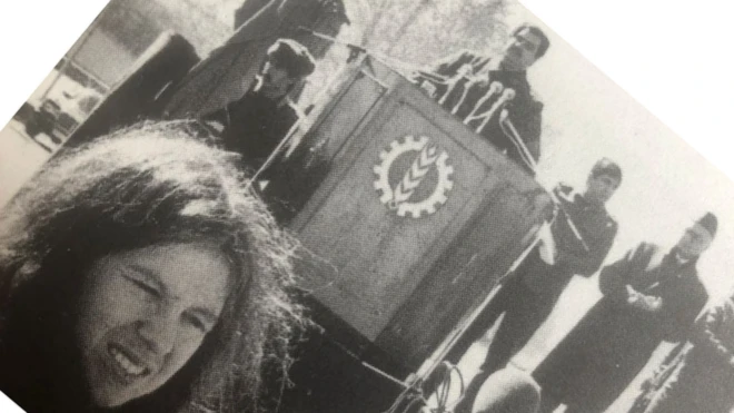 لیز دوست هنگام گزارش سخنرانی نجیب‌الله، رئیس جمهوری افغانستان در سال ۱۹۸۹