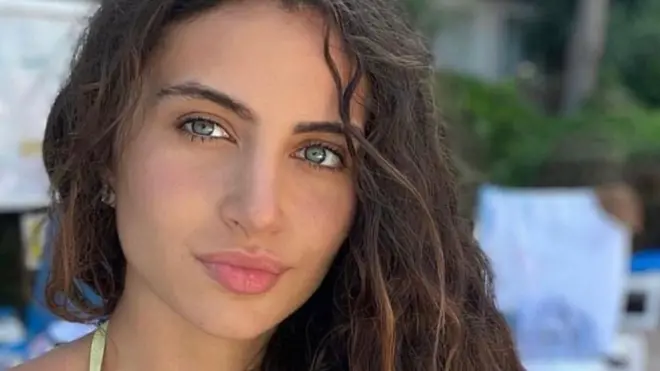 Melisa Raouf olha para a câmera com olhar sério