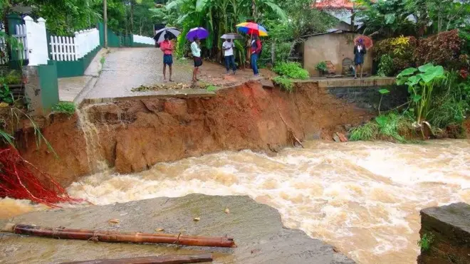 අධික වර්ෂාව හේතුවෙන් පස් කන්දක් කඩා ගෙන් ගොස් ඇති අන්දම