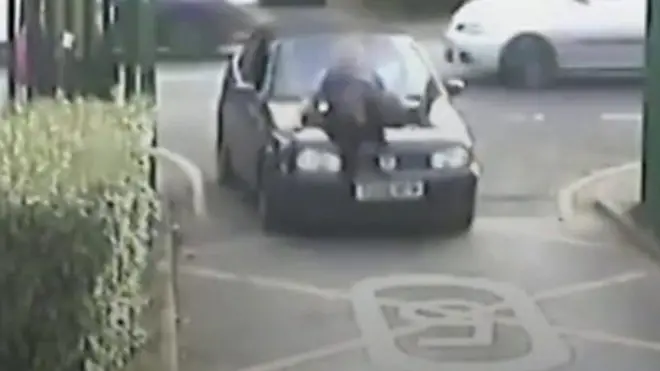 سيارة تصطدم بمدرس كان واقفا أمام المدرسة