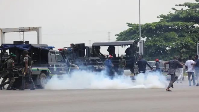 Police for Lagos say dem use minimal force to disperse di crowd