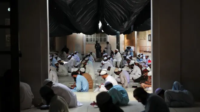 د پاکستان په سیند صوبه کې ۹۳ مدرسې له وسلوالو سره په تړاو تورنې شوې