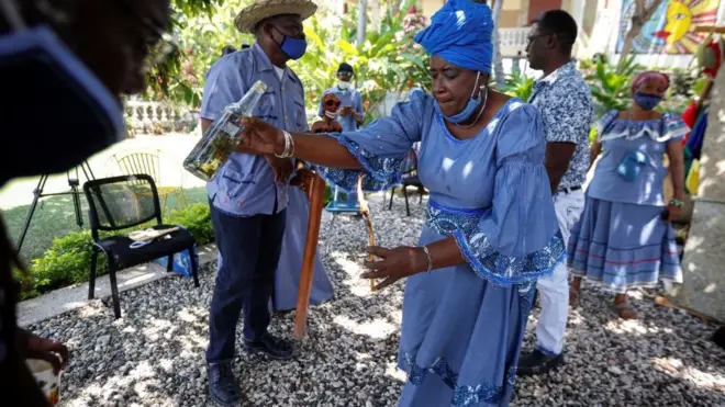 Mambo, seorang pendeta voodoo, menari di sebuah upacara terkait wabah COVID-19, di Port-au-Prince, Haiti 1 Mei 2020. Foto diambil 1 Mei 2020.