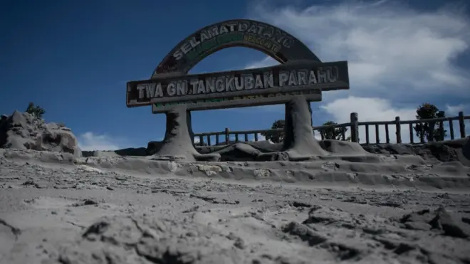 Kondisi pintu Selamat Datang Gunung Tangkuban Parahu yang tertutup abu vulkanik di kawasan wisata Kawah Ratu Tangkuban Parahu, Kabupaten Subang, Jawa Barat, Sabtu (27/07)