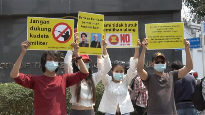 Ratusan massa prodemokrasi berunjuk rasa memprotes dugaan dukungan Indonesia terhadap rencana junta militer untuk melaksanakan pemilihan umum ulang.