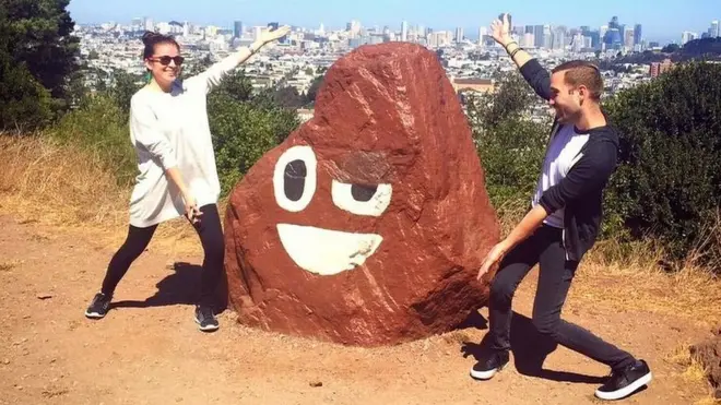 Ángela Guzmán con Raymond Sepúlveda, su mentor y con quien diseñó más de 400 emojis en 2008.