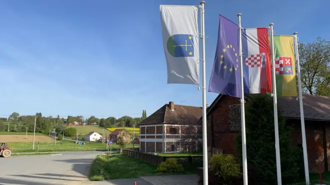 U centru Zrinskog Topolovca istaknute su četiri zastave, kao i u Kalniku, samo se opštinska i županijska razlikuju