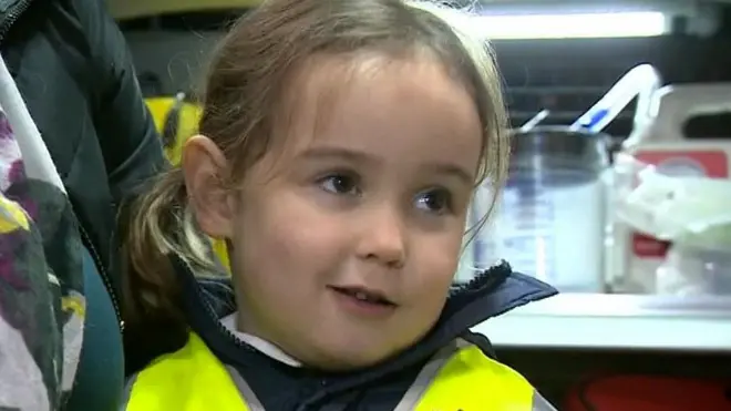 La pequeña le explicó a los paramédicos qué le había pasado a su madre.