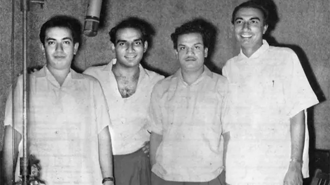 महेंद्र कपूर, यश चोपड़ा और साहिर लुधियानवी के साथ एन. दत्ता (दाएं से दूसरे)