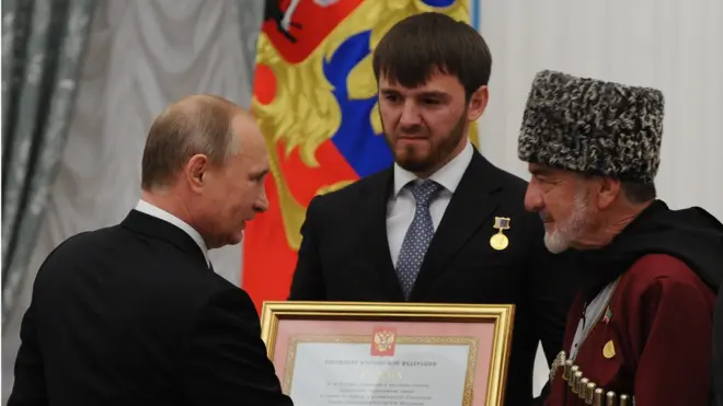 Президент России Владимир Путин, мэр Грозного Ислам Кадыров и актер Дагун Омаев на церемонии вручения сертификата о присвоении чеченской столице звания "Город воинской славы"