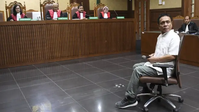 "Banyak orang merasa aneh karena jaksa tidak mempertimbangkan fakta yang timbul di persidangan. Kotor saja gitu," kata Irwandi sebelum memasuki ruang sidang.