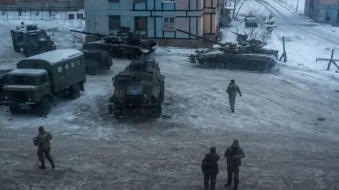 ЕККУ байкоочулары келишимде тыюу салынган оор куралдар эки тарапта тең бар экенин тастыктаган. Ошондой эле Би-би-си кабарчысы Том Барридж Авдеевкада танкаларды көргөн.