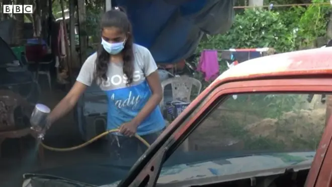 යකඩ කඳන් පාට කර පවුලේම ජීවිත ලස්සන කරන උසස් පෙළ සිසුවිය