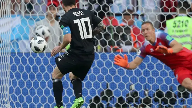 "Saya memiliki perasaan, dia akan menendang ke arah kanan," aku kiper Islandia, Hannes Halldorsson.