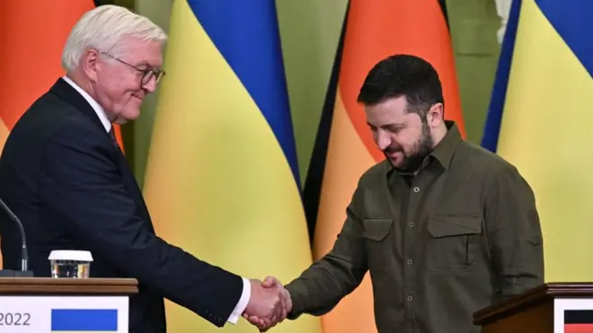 25 жовтня Штайнмаєр відвідав Україну, зустрівся з Зеленським і навіть посидів у підвалі під час повітряної тривоги