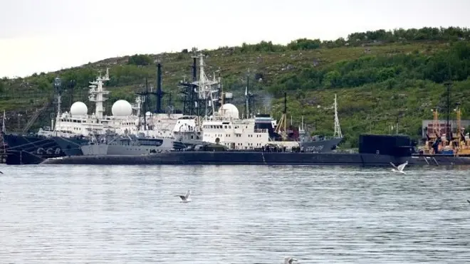 Dalam foto yang diambil tanggal 2 Juli 2019, sebuah kapal selam tampak di Severomorsk, Rusia