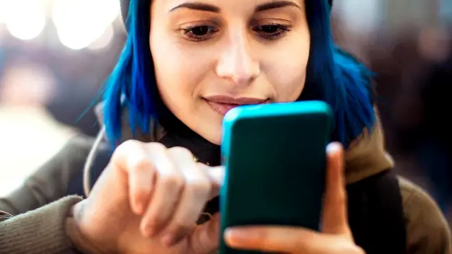 Девушка со смартфоном