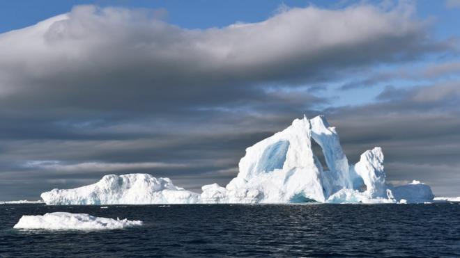 Iceberg flutuando no mar