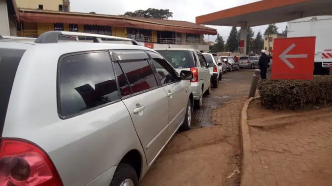 Zimeshuhudiwa foleni ndefu kwenye mji mkuu Nairobi na viunga vyake wakati wenye magari wanasubiri kuongeza magari yao mafuta.