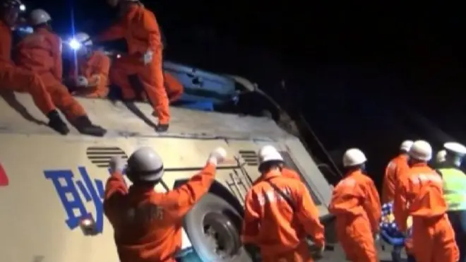 Спасатели на месте автокатастрофы