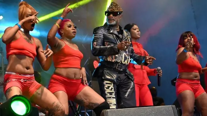 Umuririmbyi Koffi Olomide muri Festival d'Anoumabo (Femua) i Abidjan, mu kwezi kwa cyenda 2021.