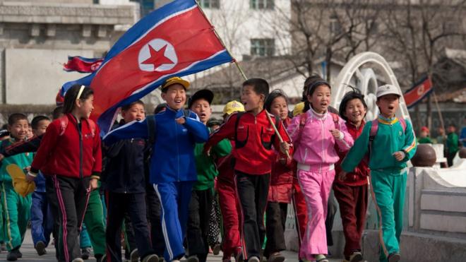अंतरराष्ट्रीय श्रम दिवस 2020 के मौके पर उत्तर कोरिया के झंडे तले ये बच्चे मार्च क्यों कर रहे हैं