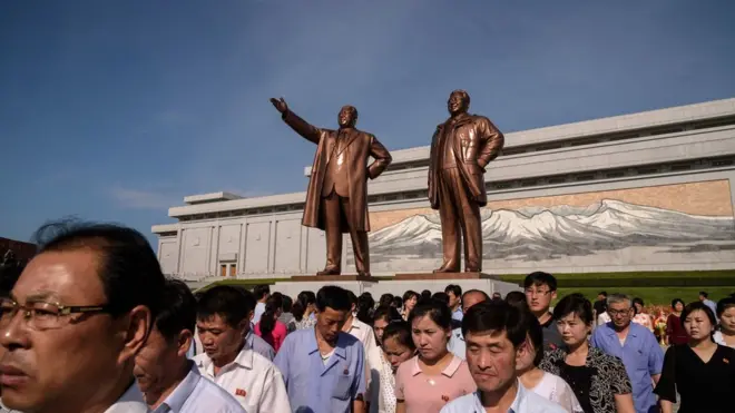 지난 8일 김일성 25주기 추모 행사를 마친 북한 주민들