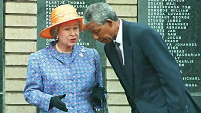 Le président Nelson Mandela se penche en avant alors qu'il s'entretient avec la reine Elizabeth II au cimetière d'Avalon à Soweto, dans la banlieue de Johannesburg, le 23 mars.