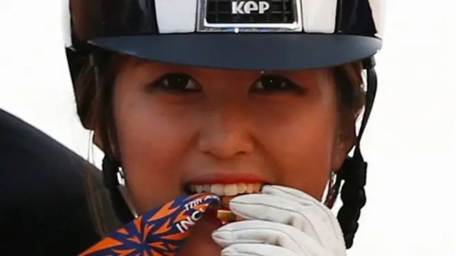 မစ္စ ချွန်ယူးရာဟာ တောင်ကိုရီးယားရဲ့ နာမည်ကြီး တက္ကသိုလ်တခုကို နိုင်ငံရေး အရှိန်အဝါသုံးပြီး ဝင်ခွင့်ရခဲ့တာနဲ့ ပတ်သက်ပြီး သူ့ကို တောင်ကိုရီးယားအာဏာပိုင်တွေက ဆင့်ခေါ်ခံထားရတာဖြစ်