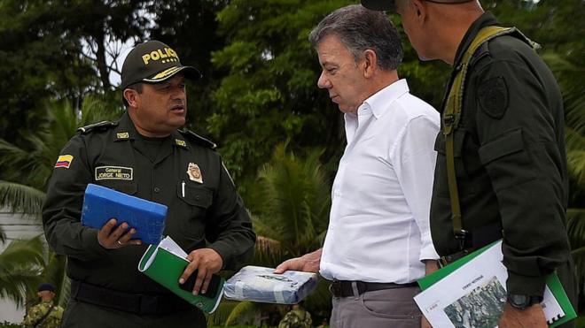 El presidente de Colombia, José Manuel Santos, junto a la policía encargada de la operación mostrando parte de la cocaína incautada.